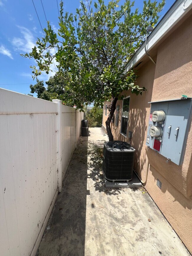 Building Photo - 1830 W Bernardy Pl