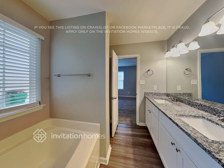 Building Photo - 10736 Glenluce Ave