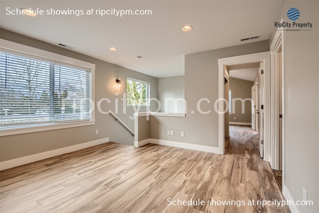 Building Photo - Gorgeous 3-Bed/2.5 Bath townhouse in St. J...