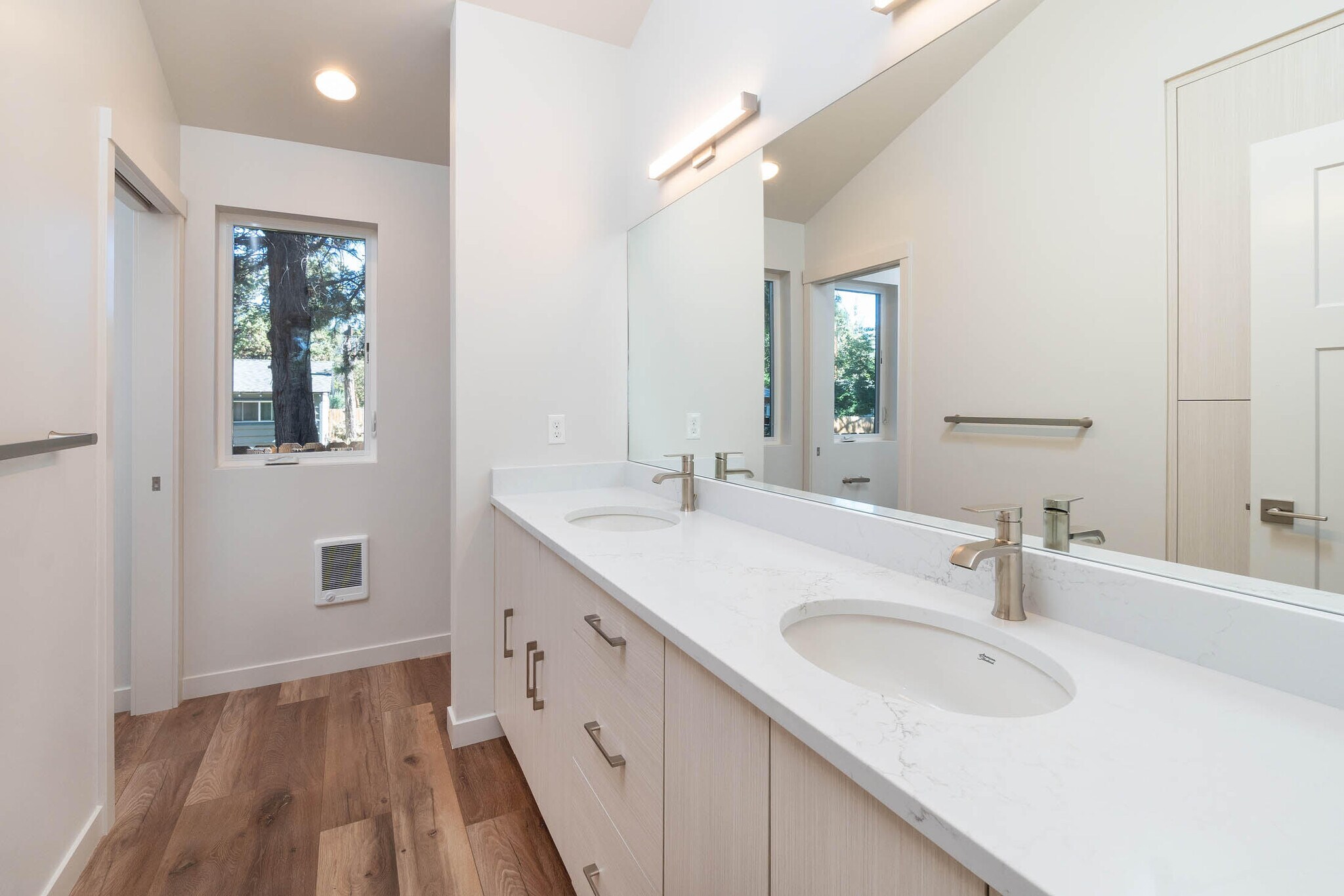 Building Photo - 1262 NE Burnside Ave