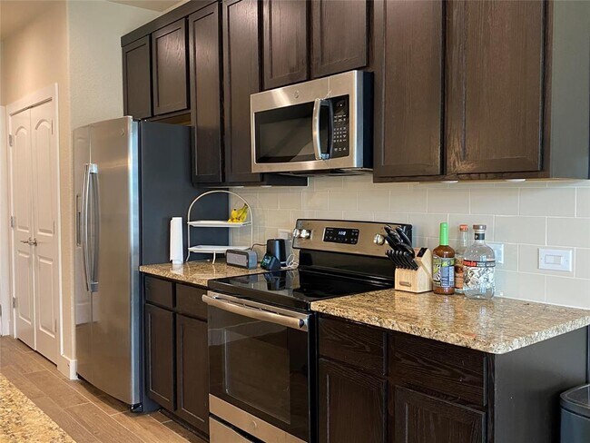 Building Photo - 351 Madison Oaks Ave