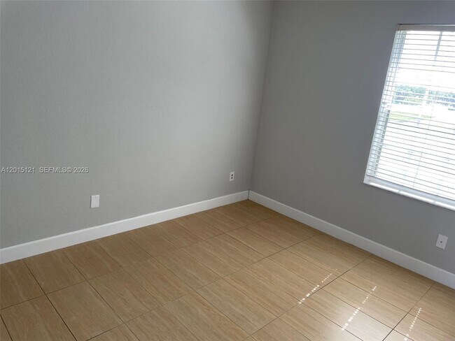 Building Photo - 711 SW 148th Ave