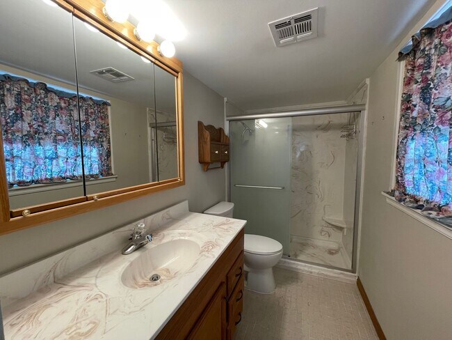 Building Photo - 3 bedroom, 2 bath, 2 living areas, 2 car garage Ranch style home nestled on a corner lot