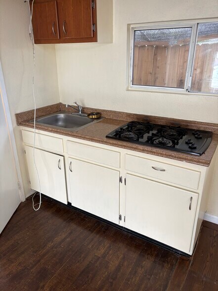 Kitchenette! - 10014 Lemona Ave