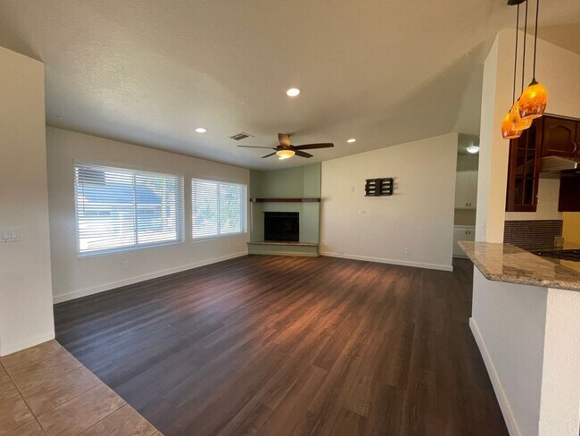 Building Photo - Palmdale 3 Bedroom + 2 Bathroom