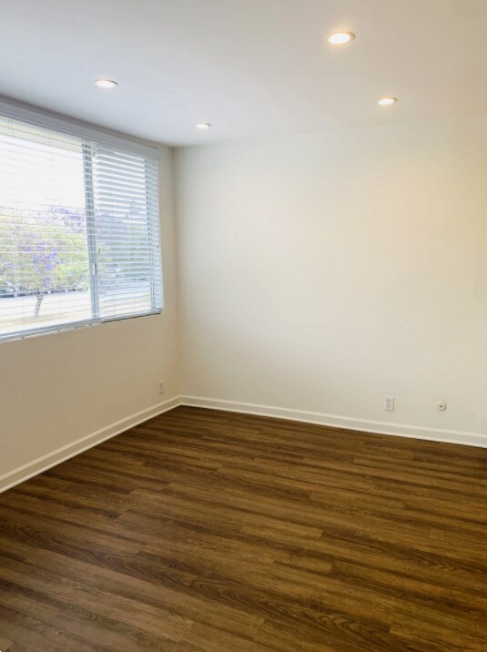 Building Photo - 8630 Burton Way