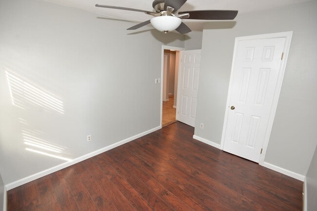 Building Photo - 3 Bedroom Townhome in Kempsville Lakes