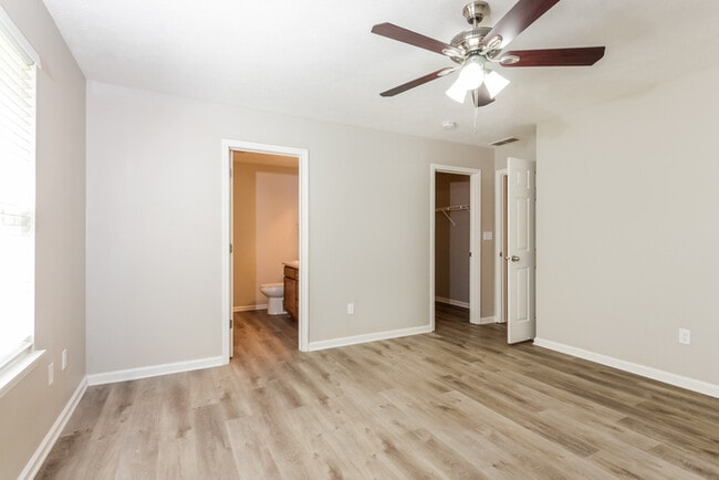 Building Photo - 904 Flying Sun Dr