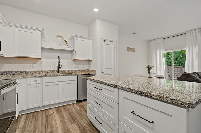 Building Photo - Furnished 3-Bed Townhouse in Durham