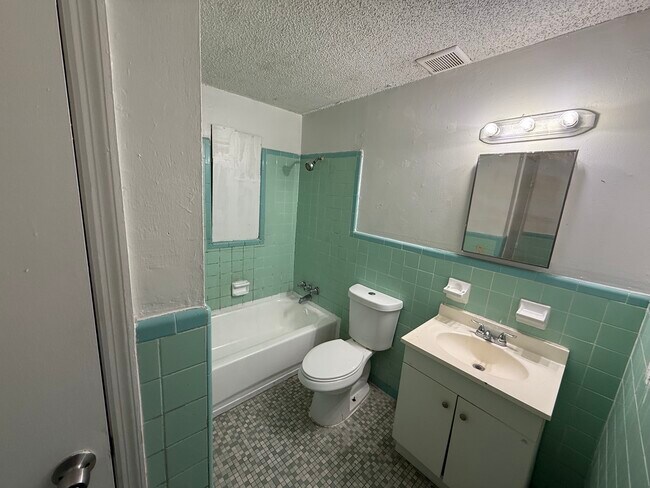 Building Photo - 2119 W 14th St