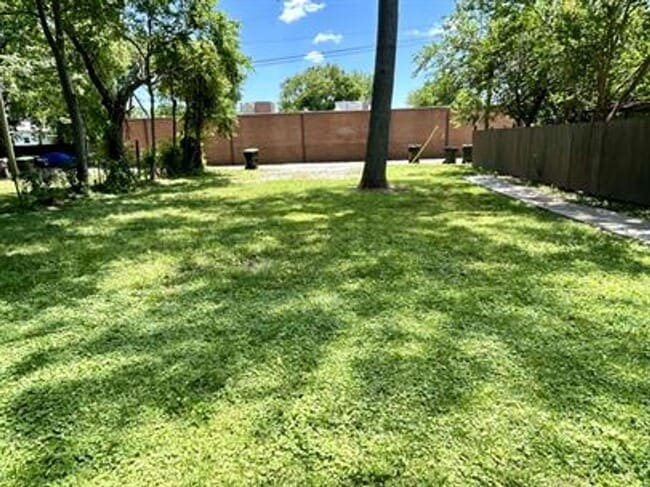 Building Photo - Charming and Affordable Downstairs Duplex ...