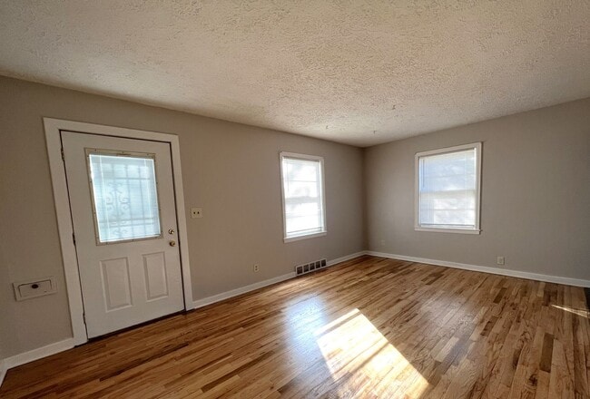 Building Photo - Midtown 3Bed 2Bath 1 Car Garage $1,500