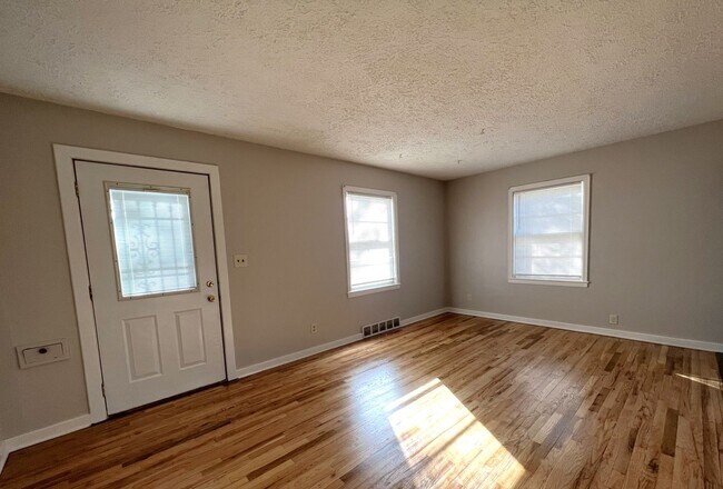 Building Photo - Midtown 3Bed 2Bath 1 Car Garage $1,800