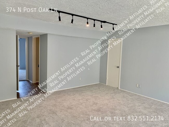 Building Photo - 374 N Post Oak Ln