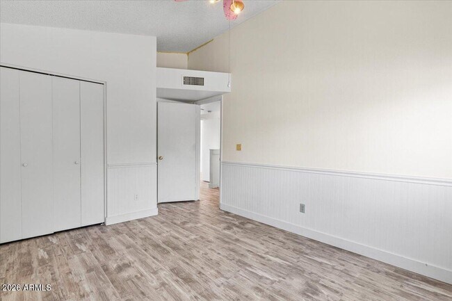 Building Photo - 1041 E Kristal Way