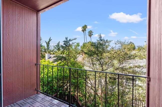 Building Photo - Modern Oakland Living: New Floors, Private Balcony, and Parking