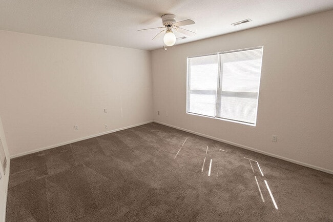 Building Photo - 430 NE Park Ln