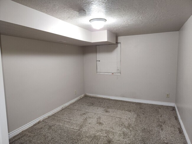 Building Photo - Spacious 5 Bd 2.5 Bath Home in Millcreek