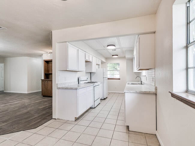 Building Photo - 3300 SW 40th St