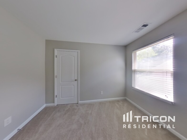 Building Photo - 4370 Rainer Dr