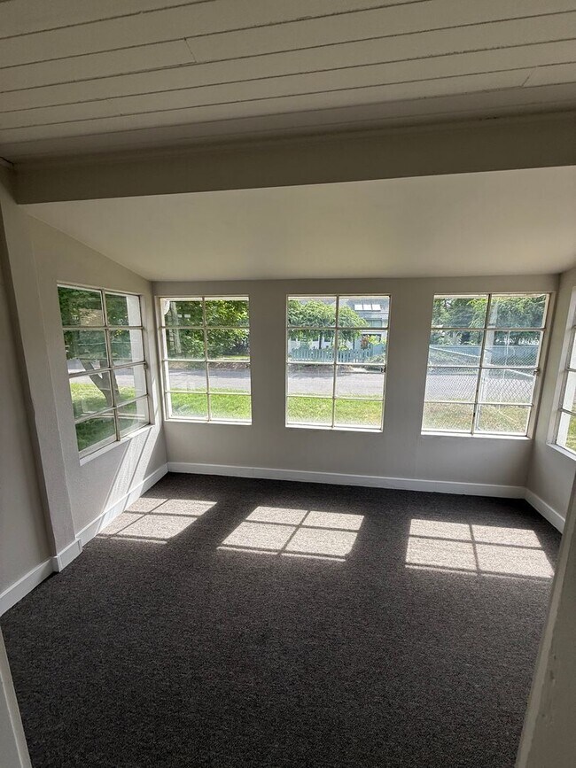 Building Photo - Large 4 Bed House with Fenced Yard
