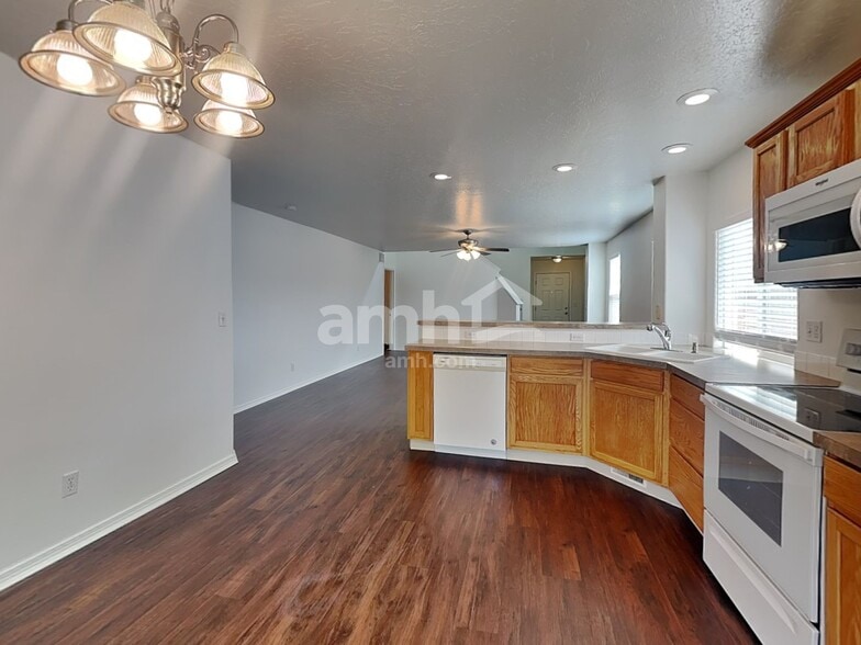 Building Photo - 3315 W Wave Dr