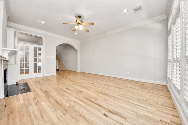 Building Photo - 5346 Hidalgo St