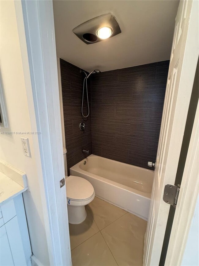 Building Photo - 3475 N Country Club Dr