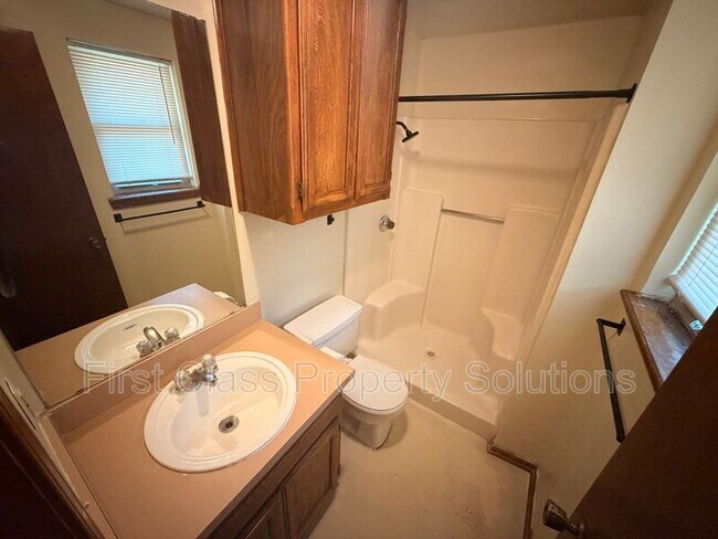 Building Photo - 8613 E Parkridge Dr
