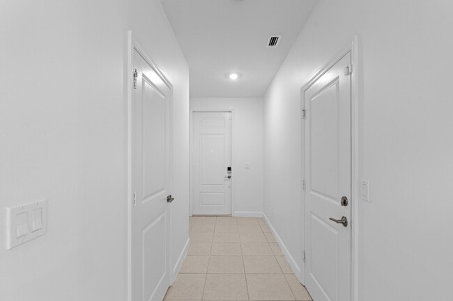 Building Photo - 4667 Hollister Ave