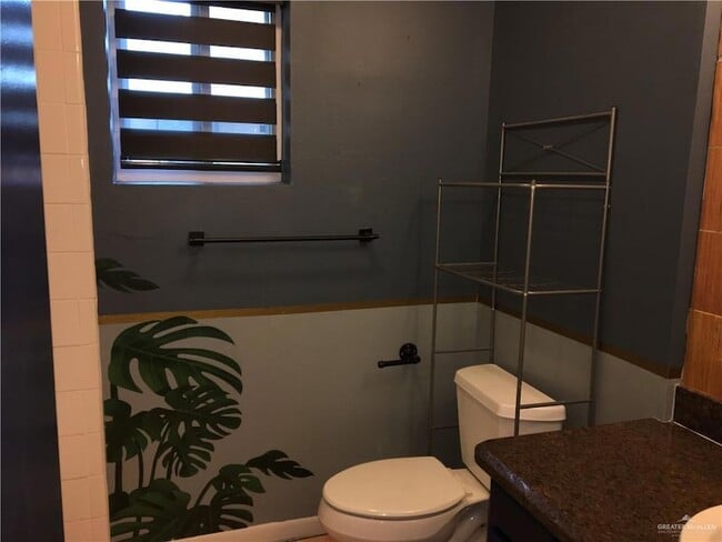 Building Photo - 5708 N Broadway St