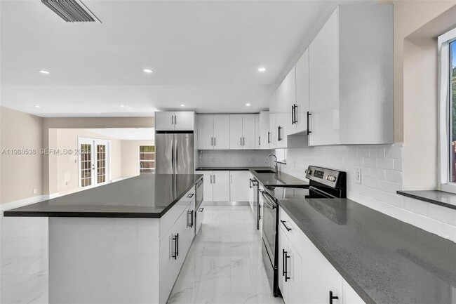 Building Photo - 1600 SW 9th St