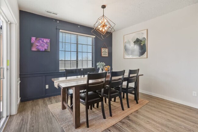 Building Photo - 304 Cliff Swallow Ave