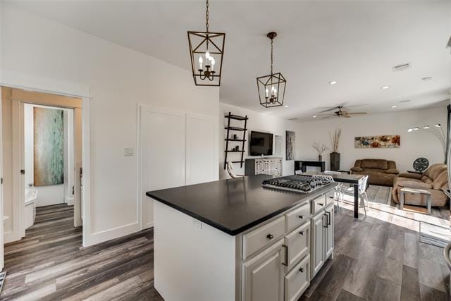 Building Photo - 633 Rose Garden Dr