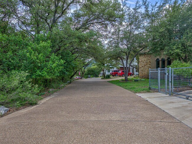 Building Photo - 1310 Minnie Dr