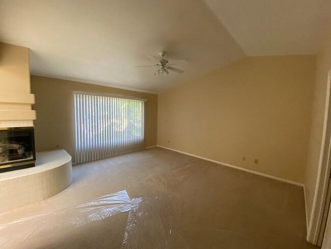 Building Photo - 4 bed/2.5 bath 2400+ sq ft in Gated Painte...