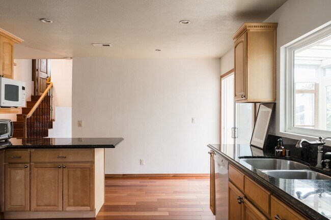 Building Photo - 309 S Rios Ave