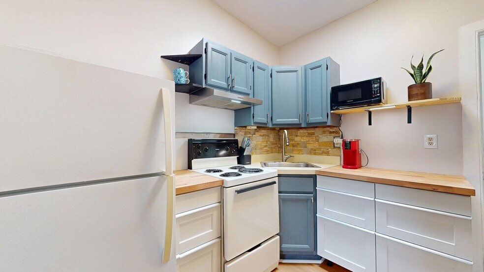 Building Photo - 638 Burgundy St