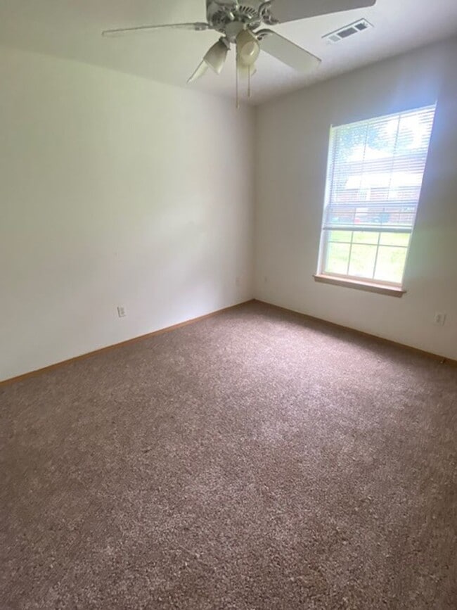 Building Photo - Adorable Duplex with Country Like Setting!