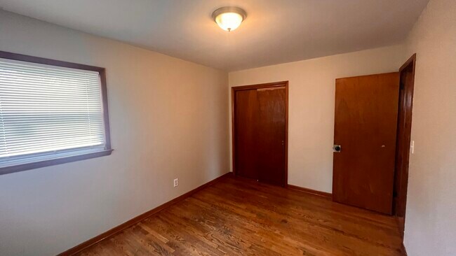 Building Photo - 8907 W Hampton Ave