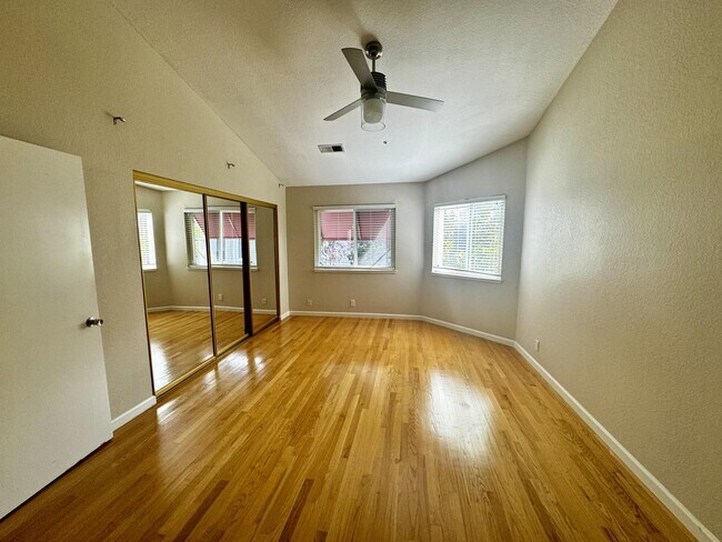 Building Photo - 109 E Court Ln