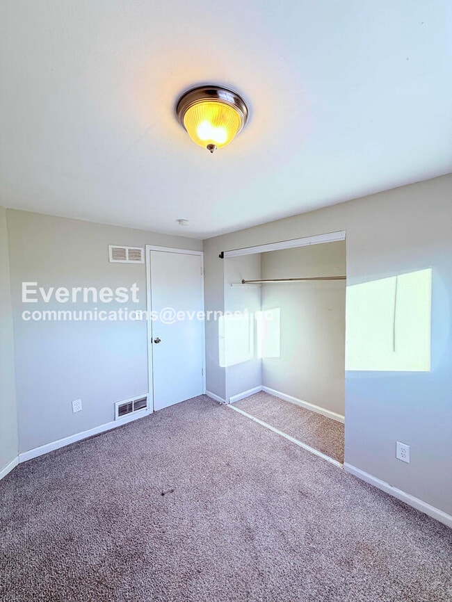 Building Photo - 4 Bed/1 Bath Home with Off-Street Parking / Pet-Friendly / Vouchers Accepted / Available Now!