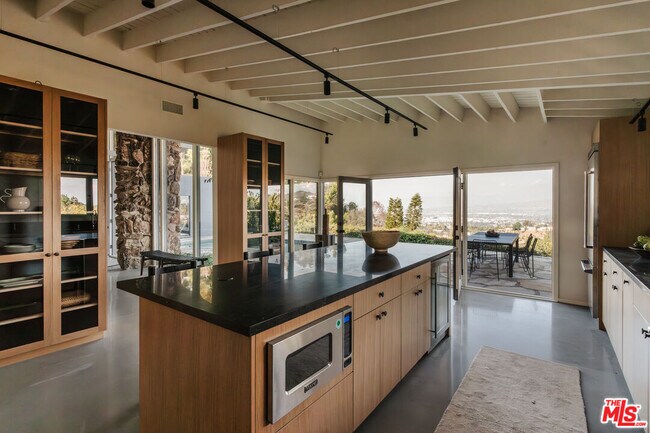 Building Photo - 8559 Edwin Dr