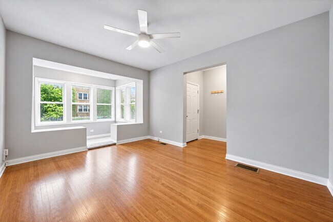 Building Photo - 5039 W Cullom Ave