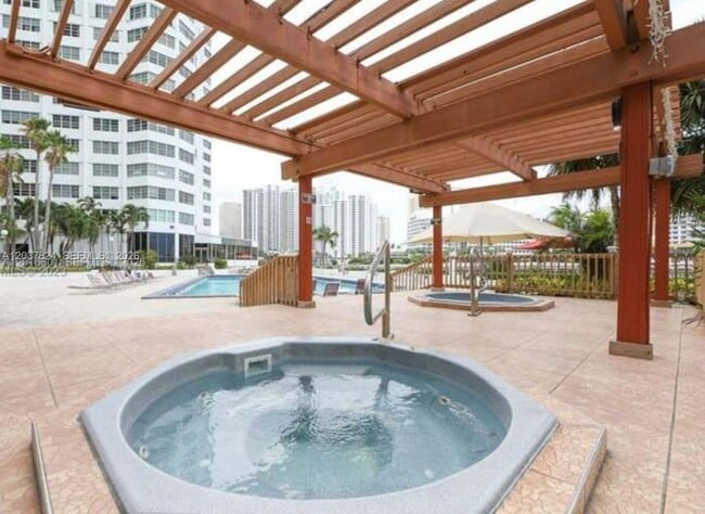 Building Photo - 801 Brickell Bay Dr