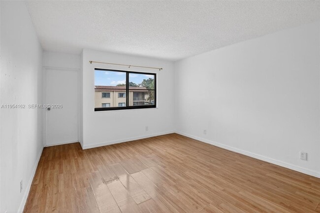 Building Photo - 200 Lakeview Dr