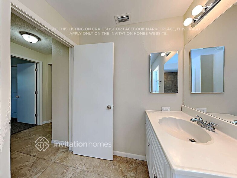 Building Photo - 1895 Almeria Way S