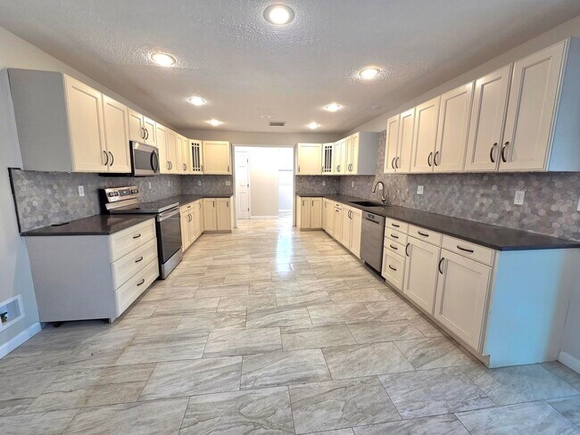 Building Photo - 213 W Aven Ave