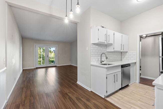 Building Photo - 4425 Westlawn Dr