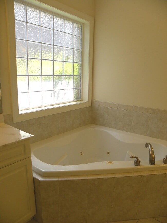Building Photo - Absolutely beautiful home at the Cottages ...